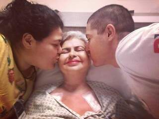 No hospital, Rejane ganha beijo no rosto de Talita e do filho Fábio (Foto: Arquivo pessoa)