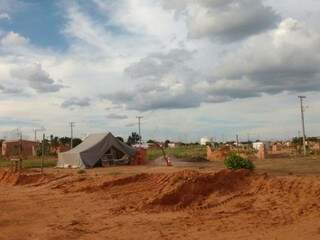No local, em boa parte dos terrenos demarcados estão sendo construídas casas de alvenaria. (Foto: Adriano Fernandes) 
