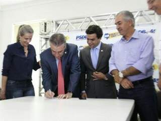 Paulo Corrêa assina filiação, ao lado do presidente do PSDB, Beto Pereira, e governador Reinaldo Azambuja. (Foto: Saul Schramm).