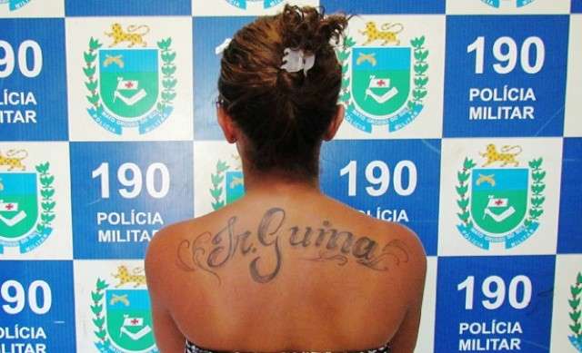 Adolescente que &quot;atacou&quot; policiais diz que estava b&ecirc;bada quando fez postagens