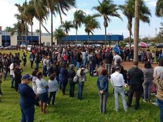 Professores e servidores administrativos em assembleia hoje em frente à prefeitura de Dourados (Foto: Adilson Domingos)