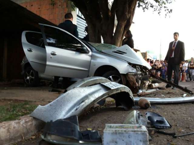 Ernesto Geisel continua interditada a espera de guincho para retirar carro 