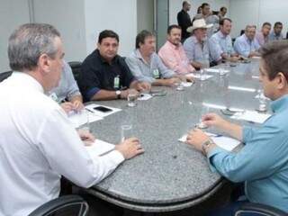 Deputado paulo Corrêa durante reunião com prefeitos nesta terça-feira (Foto: Assessoria Paulo Corrêa) 