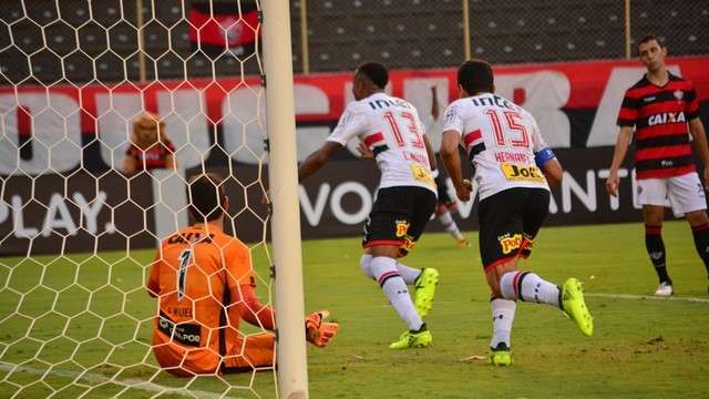 S&atilde;o Paulo bate Vit&oacute;ria em Salvador e ganha f&ocirc;lego na luta contra o rebaixamento