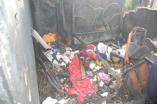 Roupas e móveis foram queimados. Foto: Simão Nogueira.
