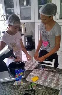 Kamila e a irmã na cozinha. (Foto: Arquivo)