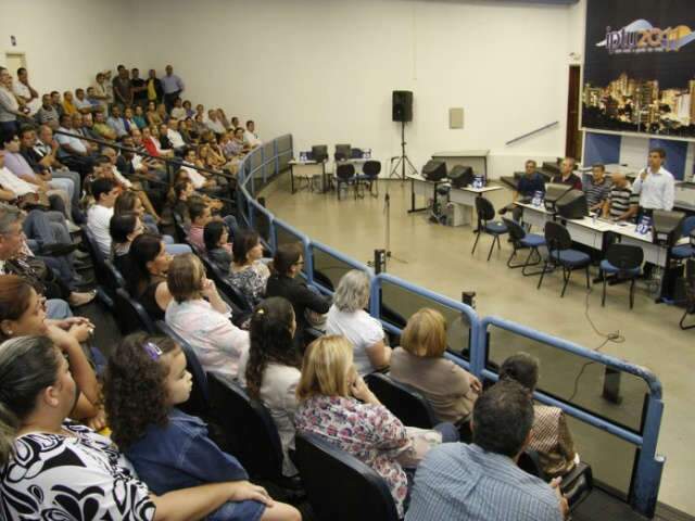  Trad se re&uacute;ne com servidores &agrave;s portas fechadas para proibir campanha 