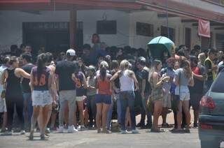 Estudantes se concentram em bar perto da UFMS para confraternização em dia de trote (Foto: Marcelo Calazans)