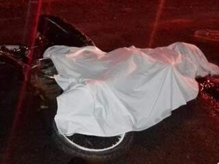 Vítima foi coberta por um lençol após o acidente até a chegada da perícia. (Foto: Idest) 