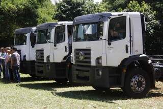 De acordo com o presidente da Assomasul, cada caminhão custou R$ 300 mil ao governo federal, 64 municípios foram contemplados (Foto: Marcelo Victor)