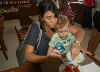Com voo atrasado, Filipe faz refeição no Aeroporto antes de seguir para Brasília, de onde família vai para os EUA amanhã. (Fotos: Simão Nogueira)