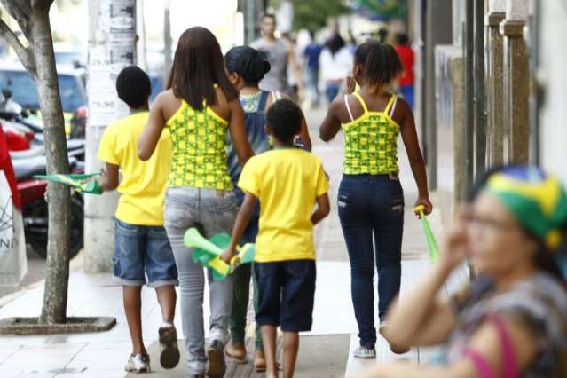 Com lojas prestes a fechar, &uacute;nico movimento &eacute; de torcedores atrasados