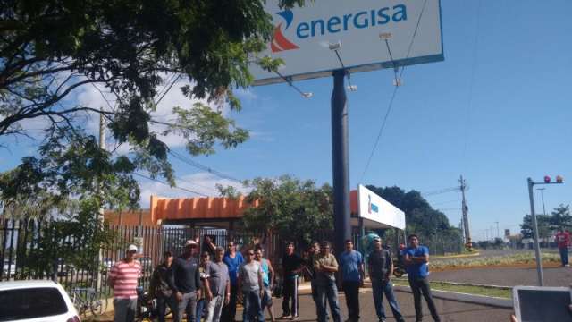 Funcion&aacute;rios terceirizados de energia protestam devido a falta de sal&aacute;rios