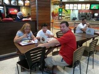 Sem opção no Centro da Capital, Claudio foi almoçar com a família no shopping (Foto: Zana Zaidan)