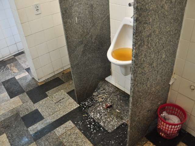 Funcion&aacute;rios dizem que terminais ficaram desde sexta sem limpeza