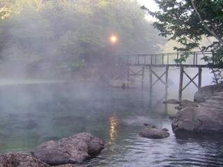 Nas fontes é possível ver o vapor causado pela temperatura da água (Foto: Arquivo Hotel Thermas Lagoa Santa)
