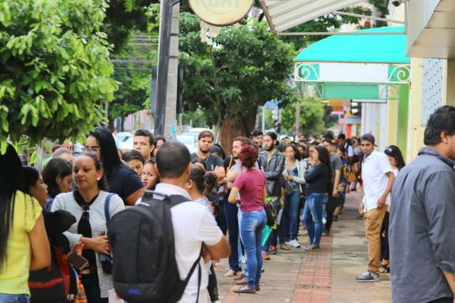 Loja de aviamentos anuncia seis vagas e fila dobra quarteir&atilde;o no Centro