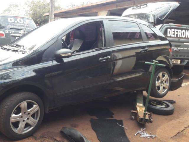 Paraguaios s&atilde;o presos com 25 quilos de coca&iacute;na em carro importado