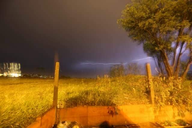 Tempestade durou uma hora, fez estragos e causou acidentes