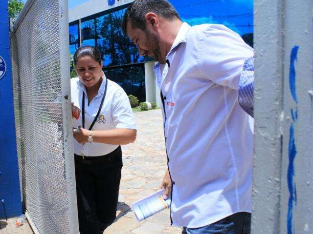 Port&otilde;es fecham e candidatos devem come&ccedil;ar provas em meia hora