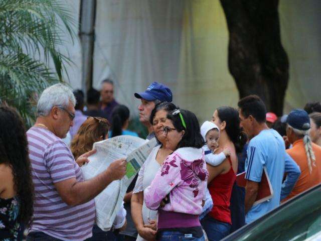 Contribuintes levam banco e marmita para encarar fila na Central do IPTU  