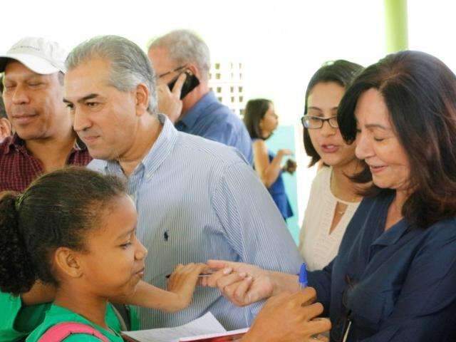 Governador tenta convencer prefeita a renovar contrato da Sanesul