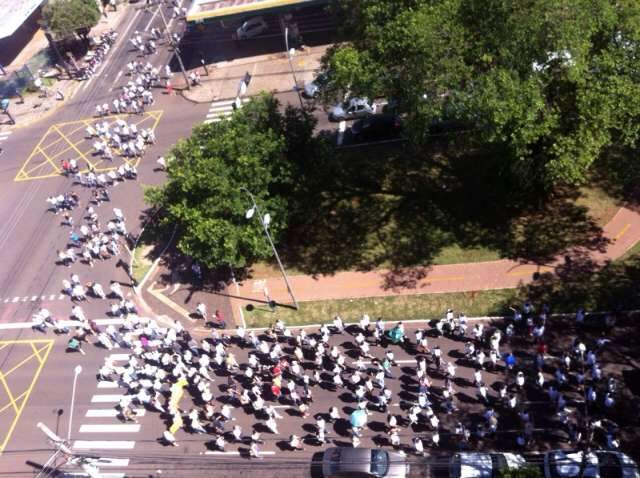Professores &ldquo;abra&ccedil;am&rdquo; prefeitura e Guarda Municipal fecha acessos