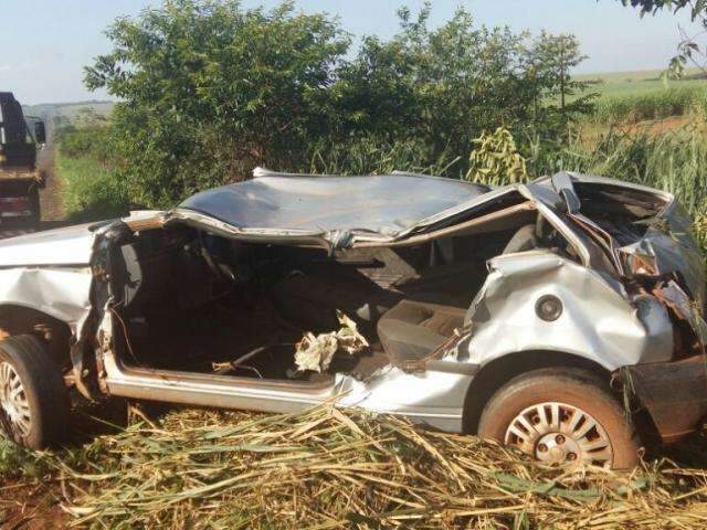 Condutor fica preso &agrave;s ferragens ap&oacute;s carro capotar em rodovia