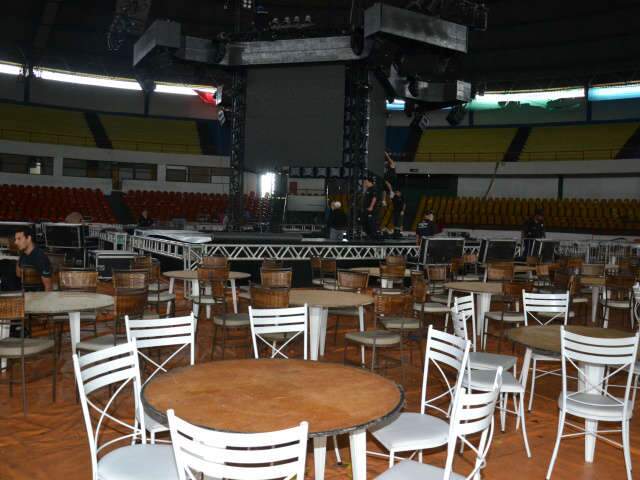  &Uacute;ltimos preparativos para noite de gala com Zez&eacute; di Camargo e Luciano