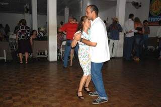 Na casa de dança que costuma frequentar, a professora aposentada sabe que vai ter com quem dançar. A diária custa R$ 70,00, das 14h às 20h. (Fotos: Simão Nogueira)