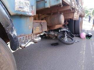 Motocicleta em que o casal seguia foi parar embaixo do caminhão (Foto: Kisie Ainoã)