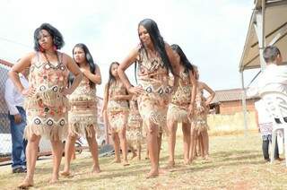 Solenidade iniciou com apresentação da dança indígena feminina. (Foto: Vanessa Tamires)