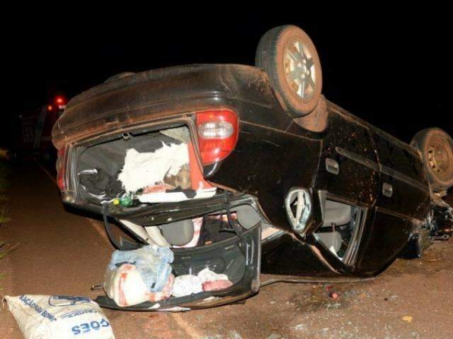 Carro com casal de idosos capota ap&oacute;s bater em trator na rodovia MS-141