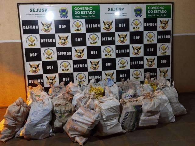 Caminh&atilde;o com fundo falso &eacute; apreendido com quase uma tonelada de maconha