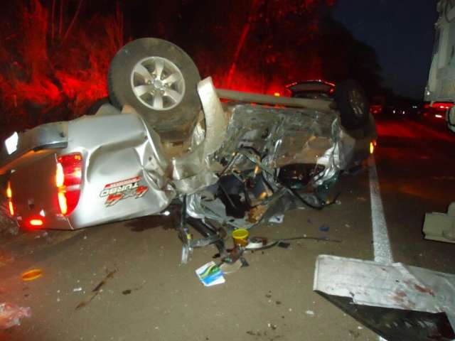 Hilux atinge carretas em ultrapassagem proibida e fere 5 