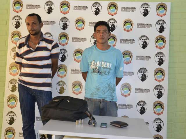 Contador tem carro roubado, &eacute; sequestrado e amarrado em matagal 