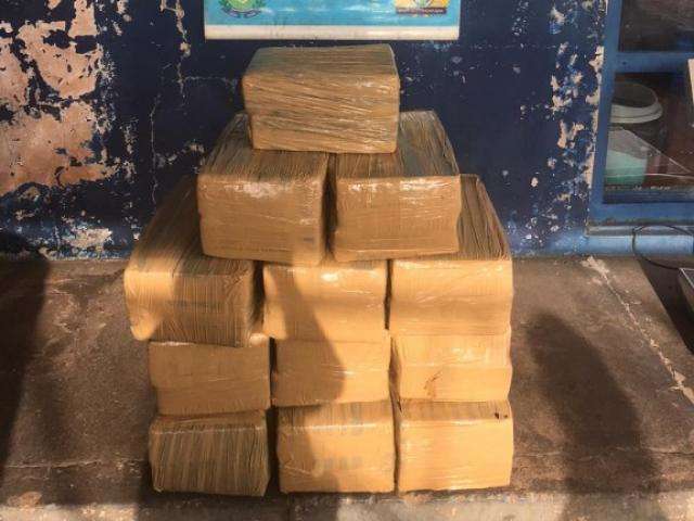 Homem deixa carro e tenta fugir a p&eacute;, mas &eacute; preso com 177 quilos de maconha 