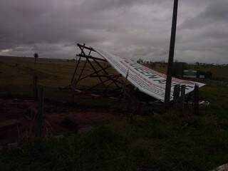 Vento forte derrubou placa de sinalização em área rural de Tacuru (Foto: Tacuru Agora)