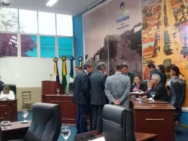 Presidente da C&acirc;mara encerra sess&atilde;o e elei&ccedil;&atilde;o &eacute; adiada pela terceira vez