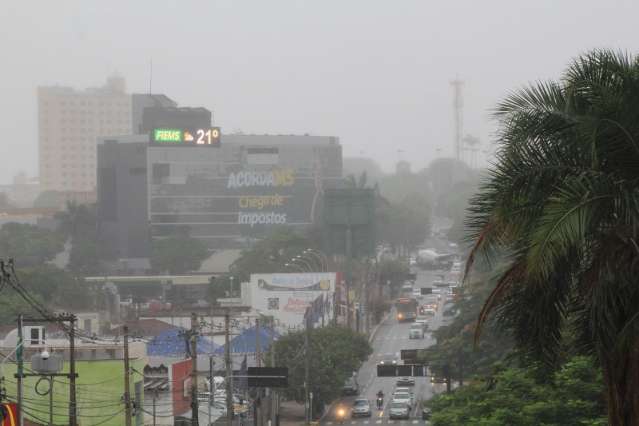 Neblina muda cen&aacute;rio de Campo Grande e marca chegada do frio 