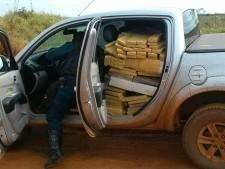 Traficantes trocam tiros com a pol&iacute;cia e abandonam 1 tonelada de maconha