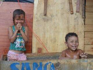 A caixa d´água cheia é a piscininha perfeita para os filhos de moradora da favela Só Por Deus. (Foto: Adriano Fernandes) 