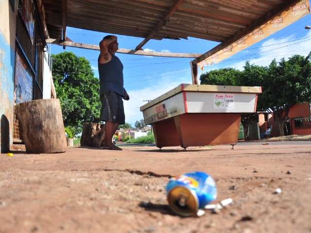 Homem &eacute; ferido com peda&ccedil;o de piso depois de separar briga de casal