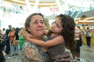 Leoni Nogueira Araujo chora com a neta no colo (Foto: Vanessa Tamires)