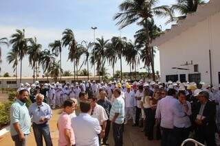 Funcionários voltaram ao trabalho ontem (11), no Marfrig, em Paranaíba. (Foto: Semagro/ Divulgação)