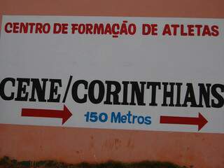 Pintura de muro no bairro do estádio do Cene, em Campo Grande, indica parceria com o Corinthians. (Foto: Simão Nogueira)