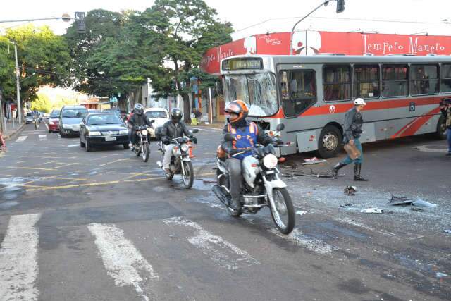  Colis&atilde;o entre dois &ocirc;nibus no Centro de Campo Grande deixa 7 feridos