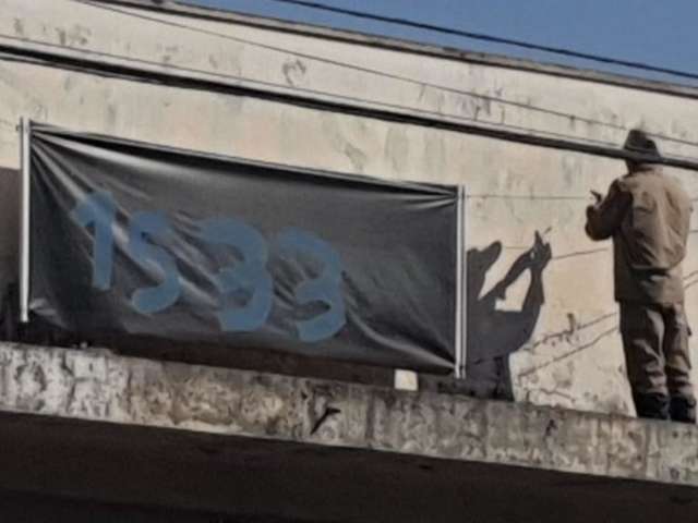 Faixa alusiva ao PCC &eacute; afixada em im&oacute;vel na antiga Rodovi&aacute;ria