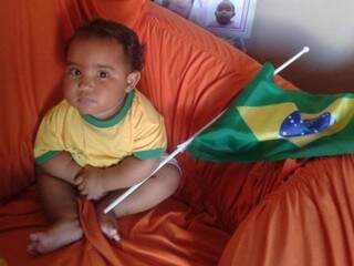 Em casa, Fabrícia, de 9 meses, está pronta para ver Brasil em campo. 