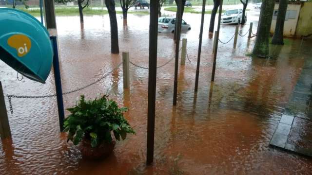 Chuva dura quase tr&ecirc;s horas e alaga p&aacute;tios do Detran e do DOF